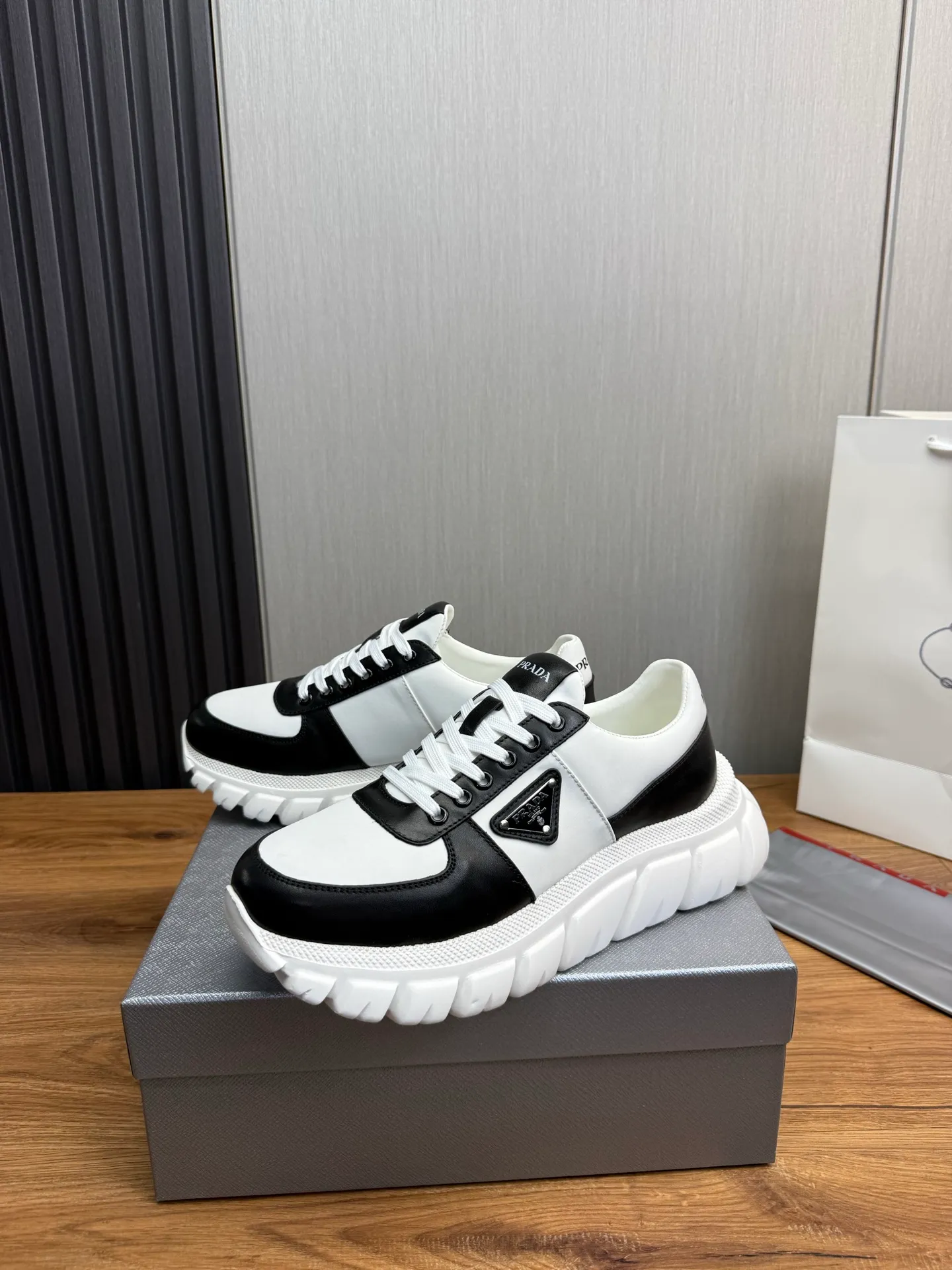 Men's shoes 💰580💰 [PRADA] Men's shoes are popular in the counter, official website is synchronized, 1 high-quality shipment ✔️Imported cowhide fabric + cowhide lining, 1🆚1 replica, original sole, 38-45 (45 customized, non-refundable)